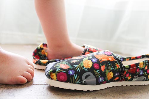 Toddler tries on Cat Flower casual shoes